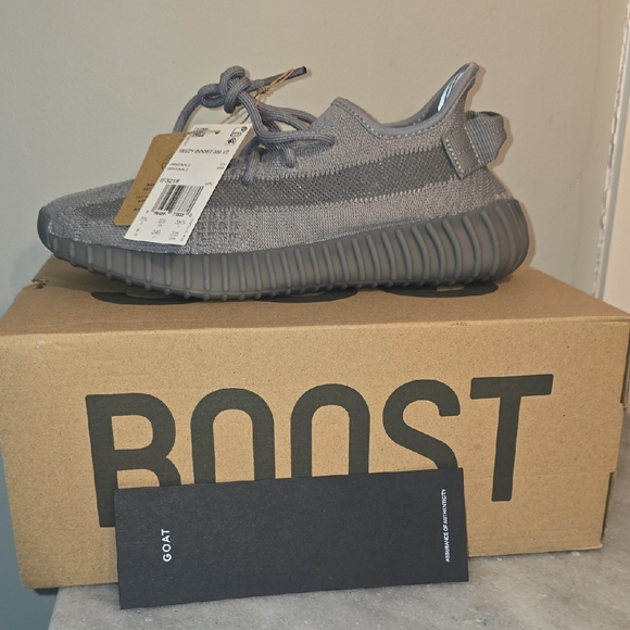 Yeezy Boost 350 V2 Gray/Charcoal Knit Sneaker